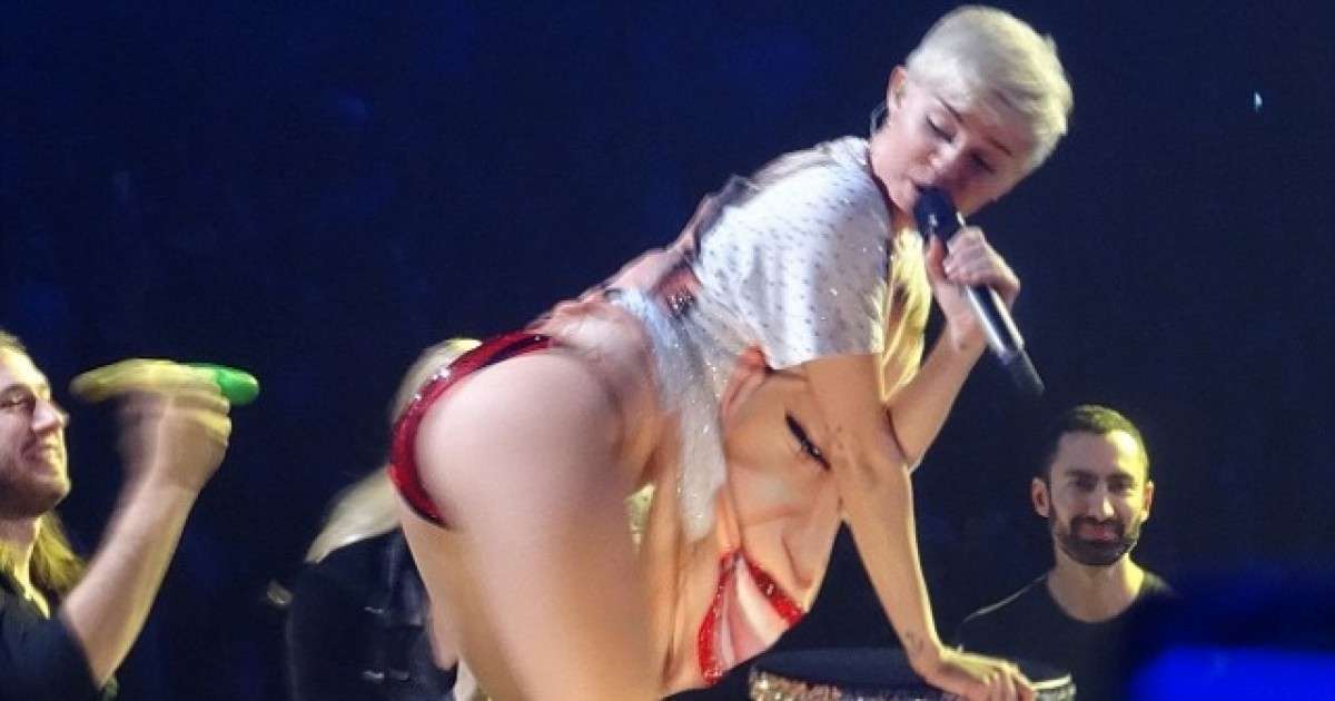 Miley Strips Naked For V Magazine Photo Telegrafi Telegrafi