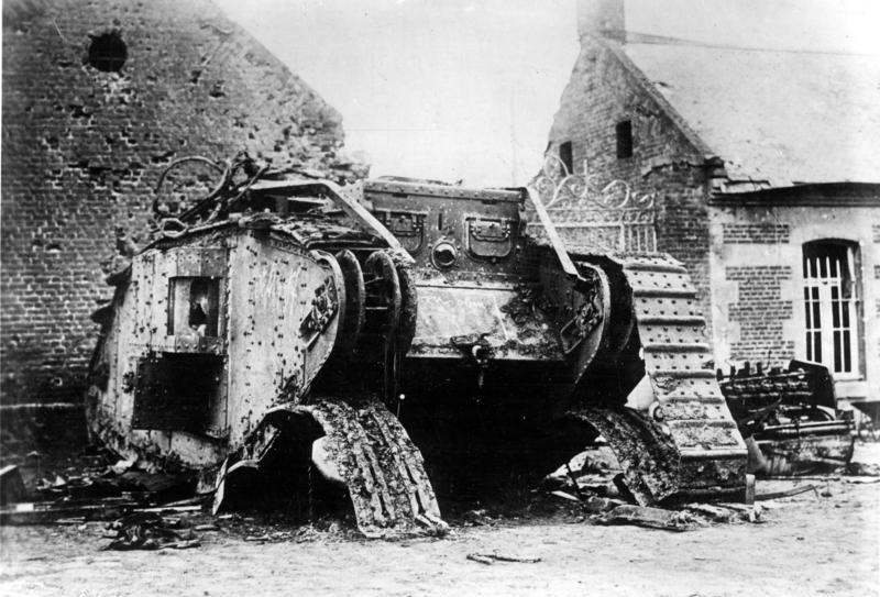 Scherl: I. Weltrkieg 1917; in der verlorenen Tankschlacht der Engländer erbeuteter englischer Tank. ADN-ZB-Archiv I. Weltkrieg 1914-18 Westfront: Tankschlacht der Engländer bei Cambrai vom 20.-29.11.1917. U.B.z.: einen zerstörten englischen Tank bei Rumilly. 15893-17