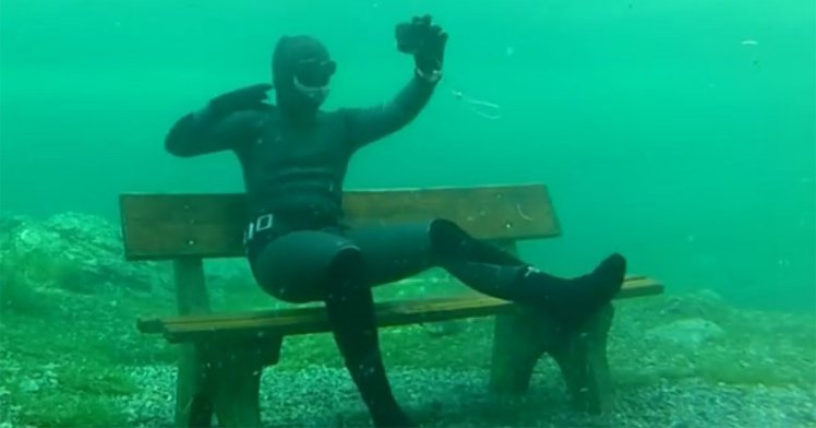 chairs-underwater-3-patitopupa-feature.jpg credit: Patitopupa/YouTube