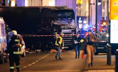 Dramë në Berlin: Kamioni futet në tregun e Krishtlindjeve, nëntë të vdekur e 50 të plagosur (Foto/Video)