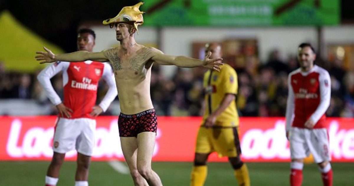 The Naked Fan Who Surprised The Stars Of Arsenal Photo Video