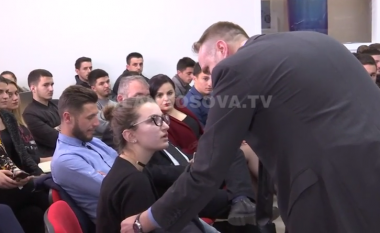 Momenti kur nxirret jashtë studentja që i tha Thaçit “A je president i klanit pronto?” (Video)