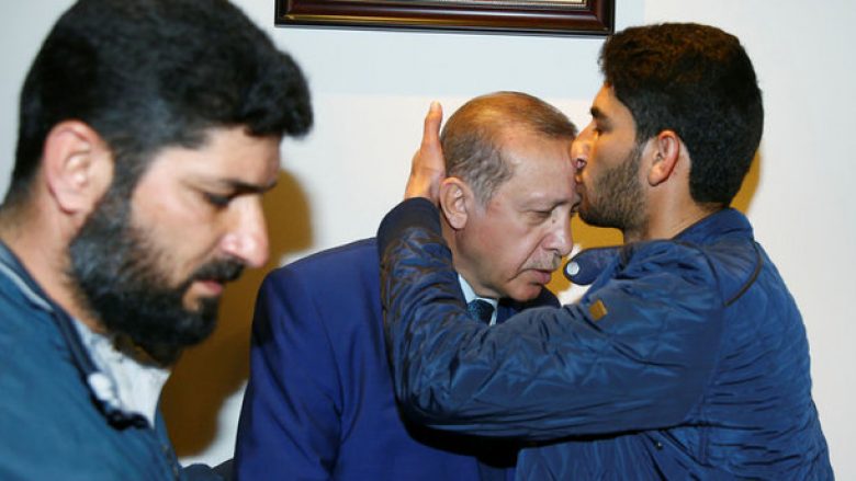 Erdogan takohet me babain sirian që humbi binjakët gjatë sulmit kimik (Foto)