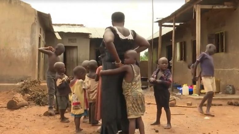Njihuni me gruan 39-vjeçe, por që ka sjell në jetë 44 fëmijë (Foto/Video)