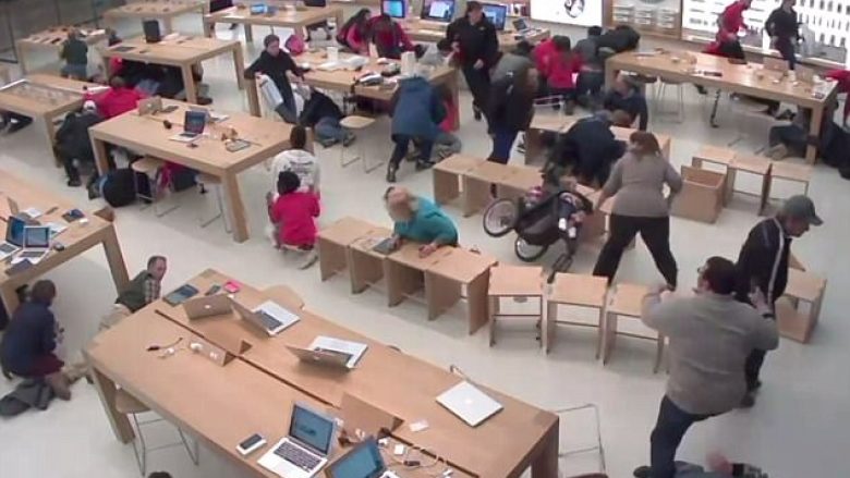 Të shtëna armësh brenda dyqanit të Apple, klientët e tmerruar fshihen nën karrige e tavolina për ta shpëtuar kokën (Video)