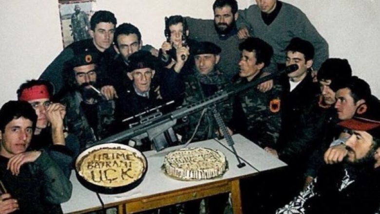 Kështu e kremtonin ushtarët e UÇK-së festën e Bajramit në vitin 1999 (Foto)
