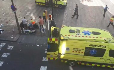 Pamje të tmerrshme: Të lënduarit të shtrirë për tokë, pas sulmit me furgon në Barcelonë (Video,+18)
