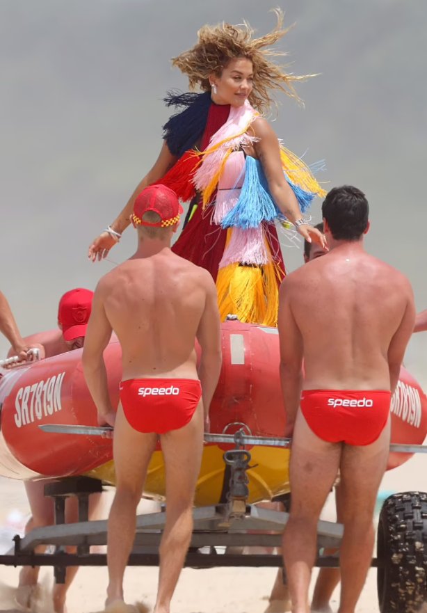 Rita Ora merr vëmendje gjatë fotosesionit në Australi pozon me veshjen