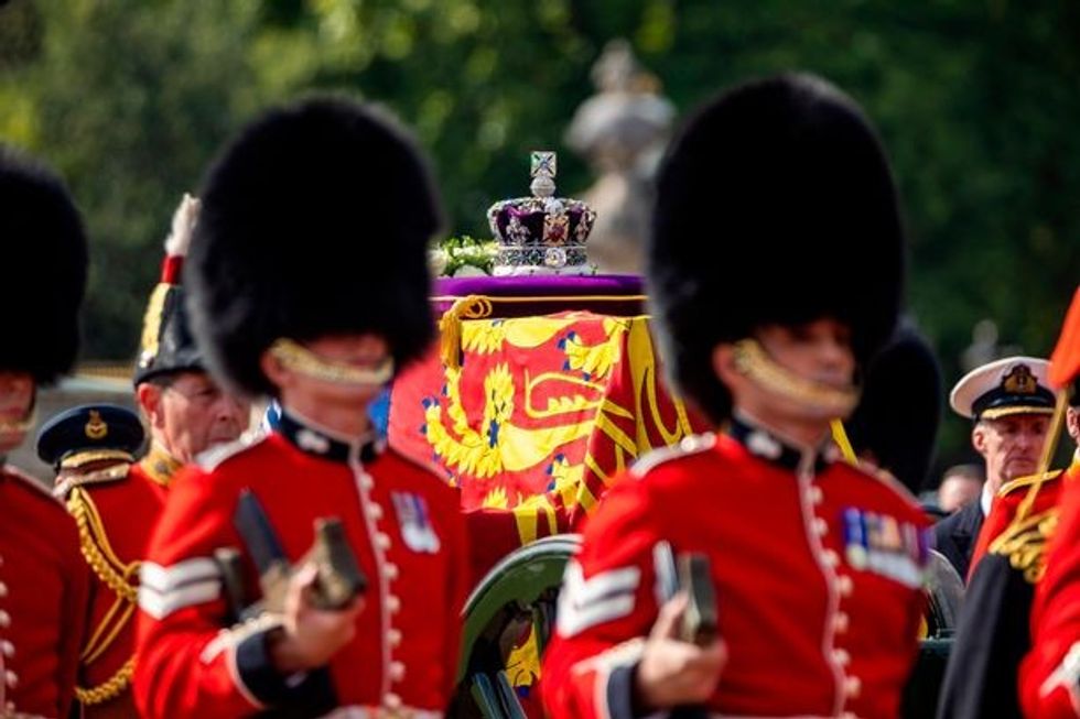 0 AGP MDM 140922QUEEN 003JPG