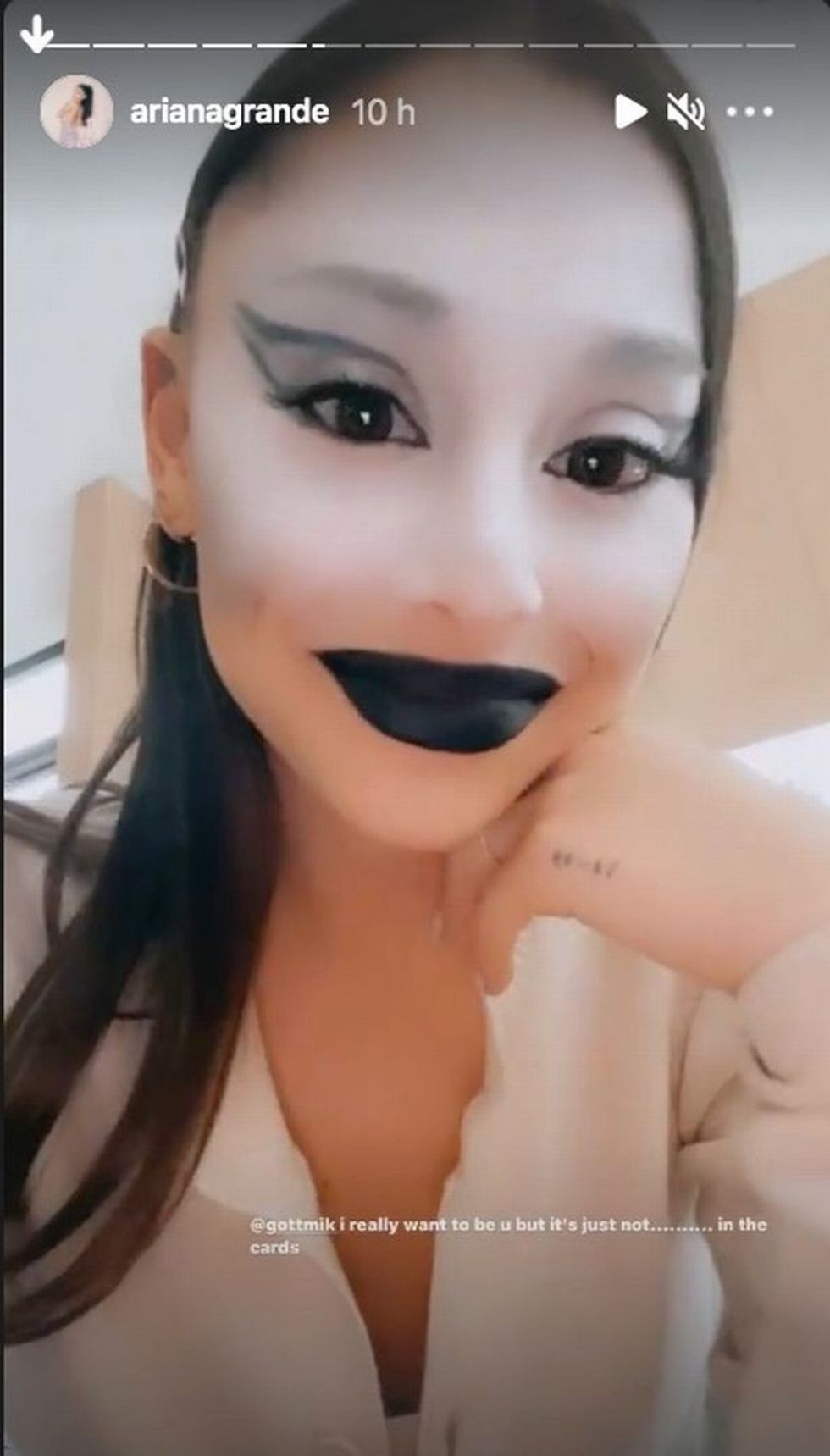0 Ariana Grande unrecognisable after giving herself makeover