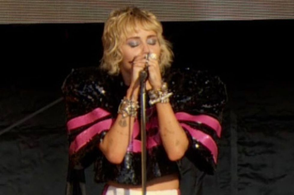 0 Miley Cyrus breaks down in tears during Super Bowl gig for frontline workers