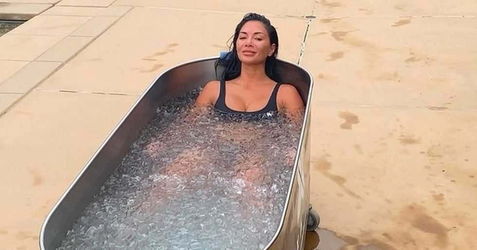 0 Nicole Scherzinger freezes in ice bath and bikini