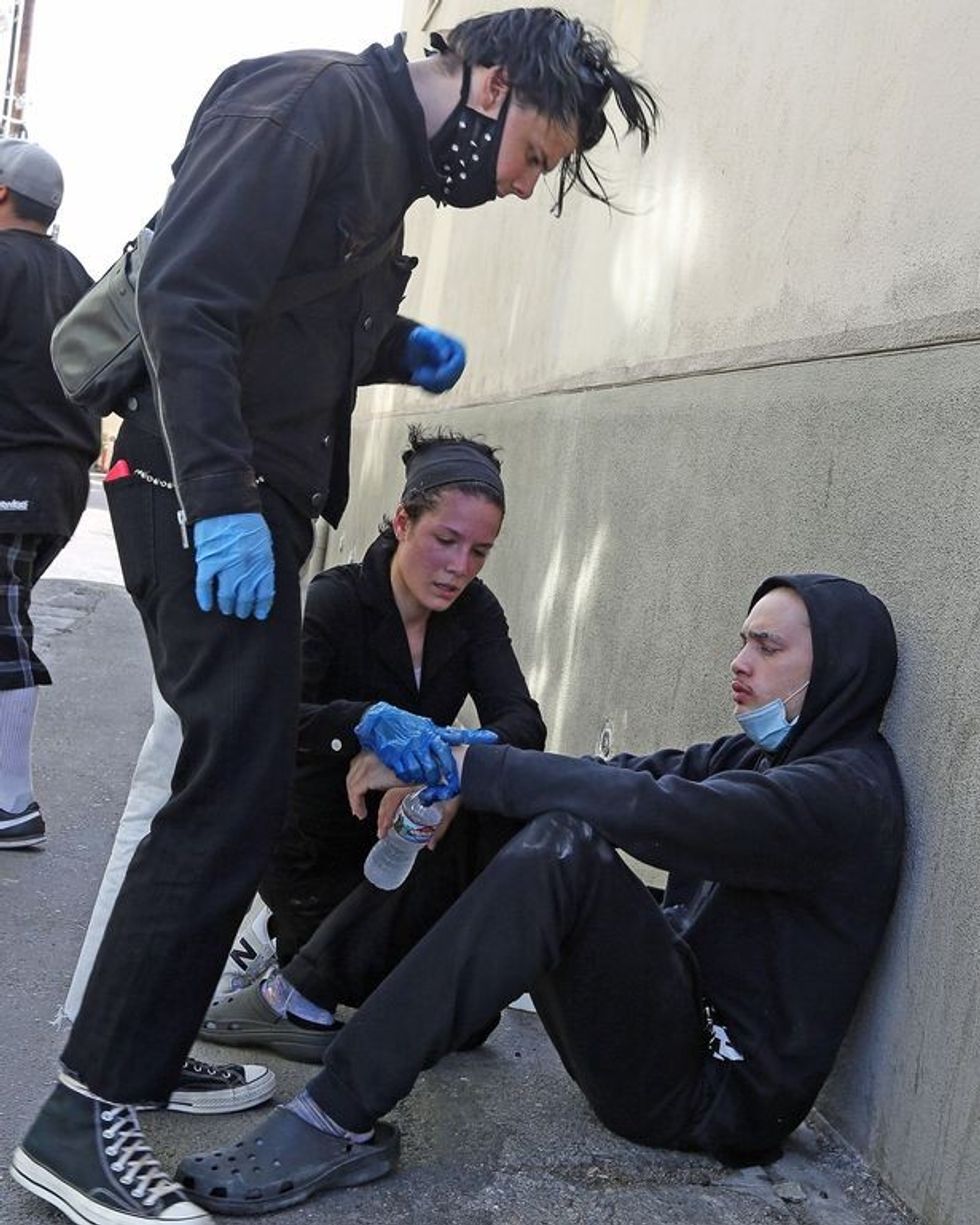 0 PAY EXCLUSIVE Halsey and her ex boyfriend Yungblud giving first aid to a protestor in Santa Monica 1