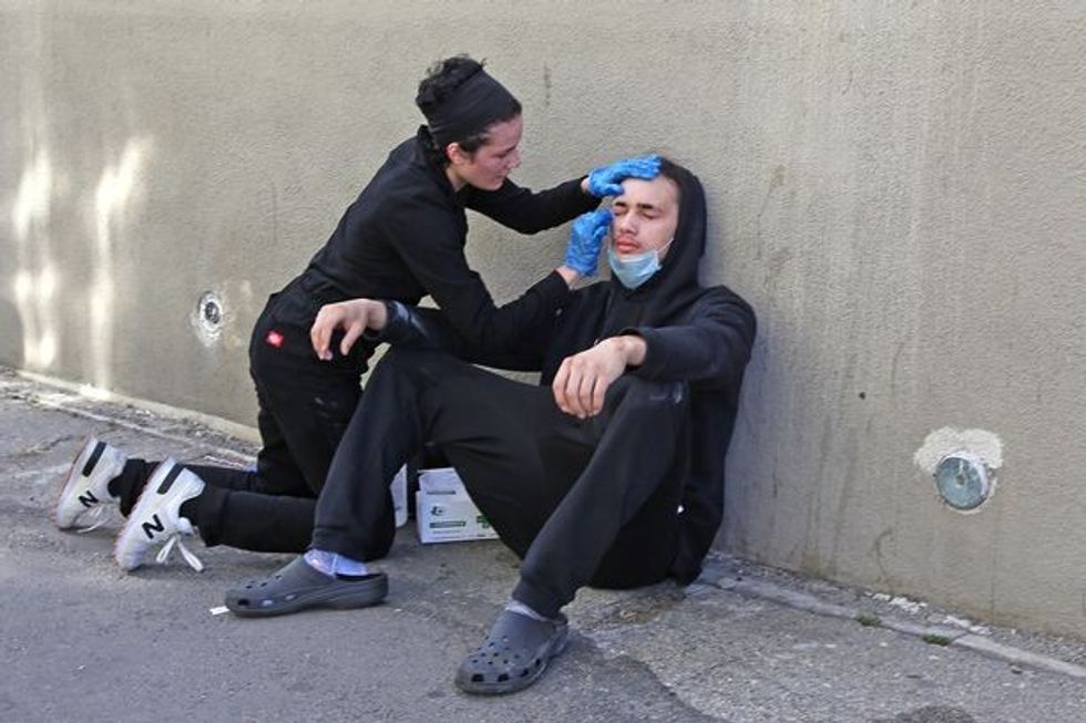 0 PAY EXCLUSIVE Halsey and her ex boyfriend Yungblud giving first aid to a protestor in Santa Monica