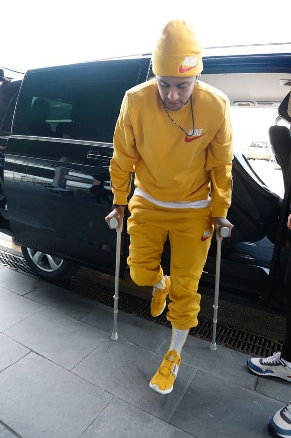0 PAY Injured Neymar seen for the first time with crutches