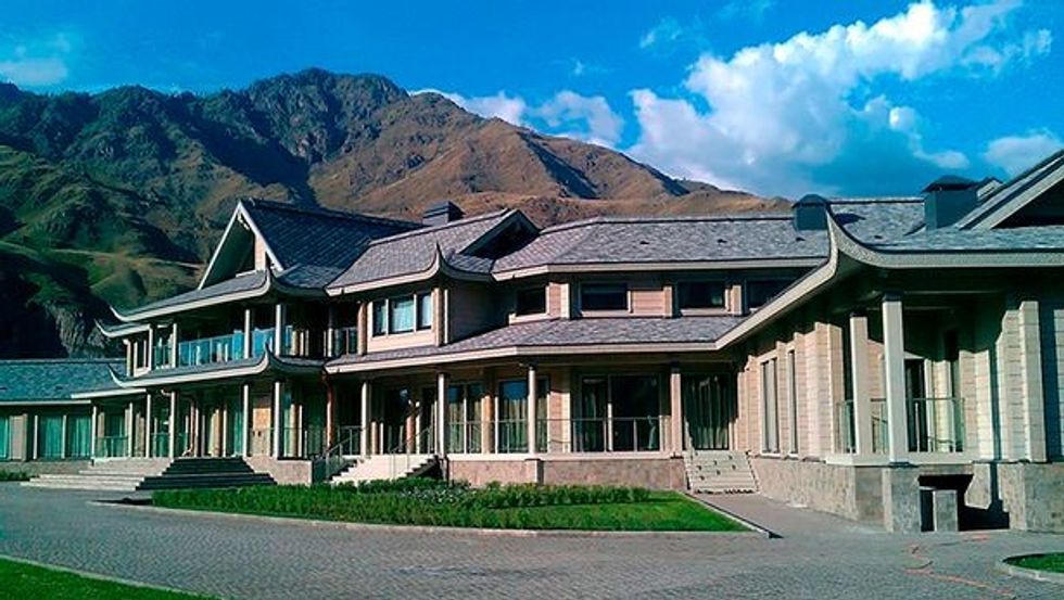 0 PAY Putins dacha 1 east2west news