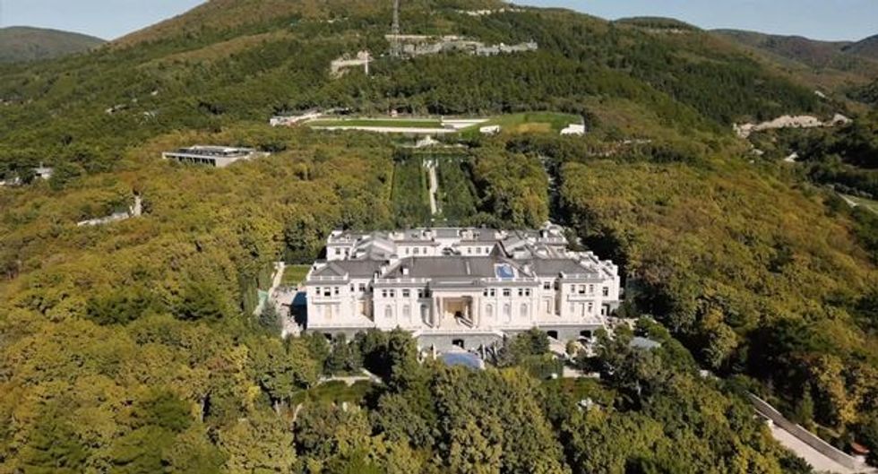0 PAY Putins palace Gelendzhik 1 east2west news