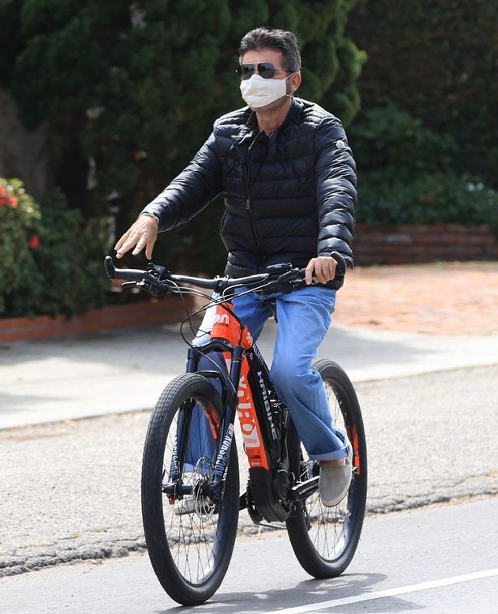 0 PAY Simon Cowell and Lauren Silverman sport masks during bike ride