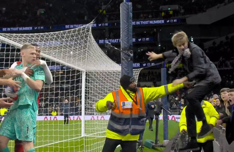 0 stgf ramsdale kicked by spurs fan11 e1676673050108