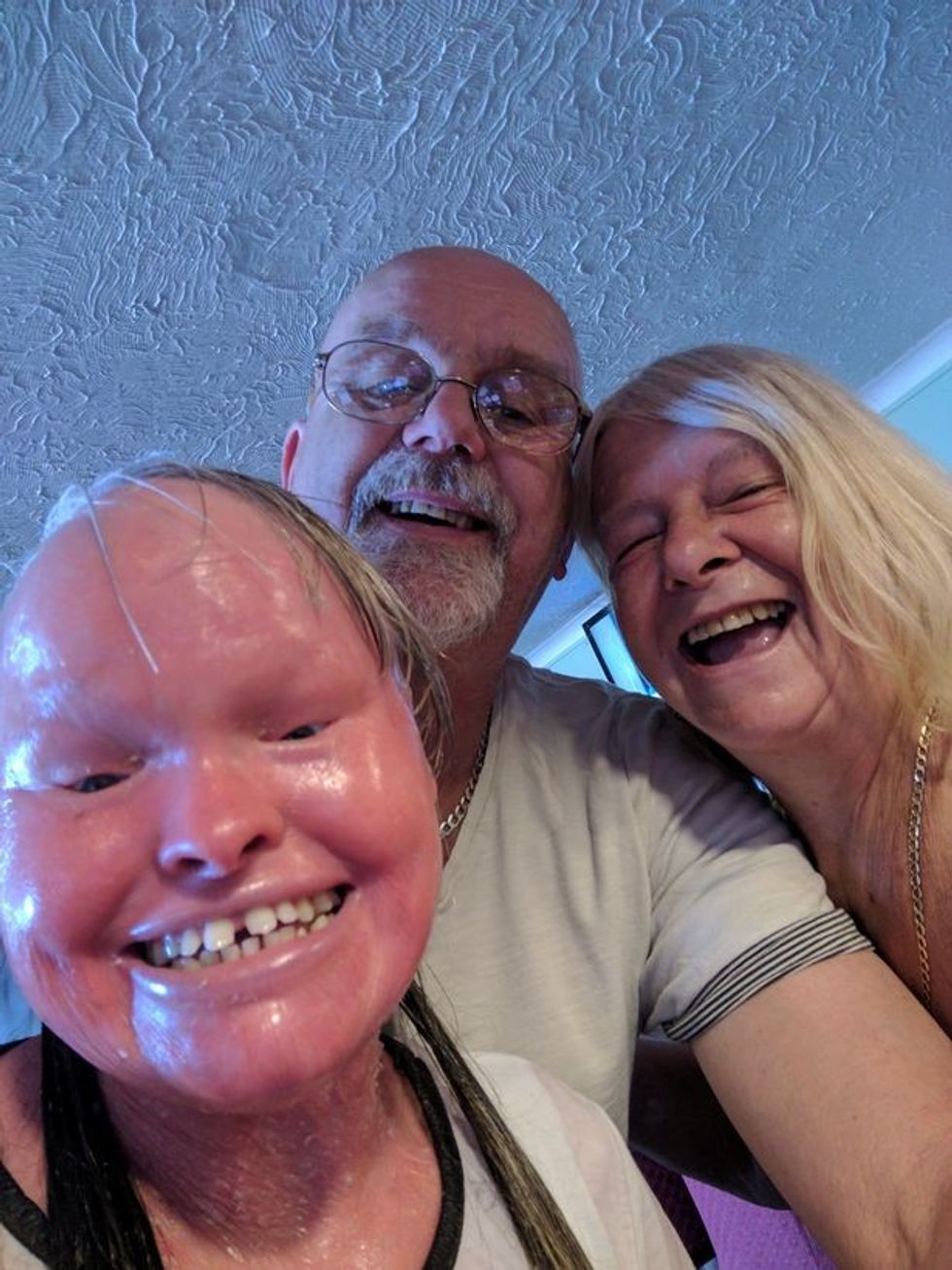 0 SWNS HANNAH BETTS 007