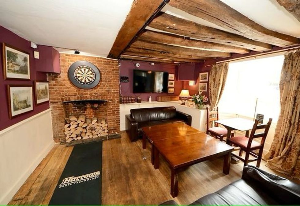 0 SWNS HAUNTED PUB 08