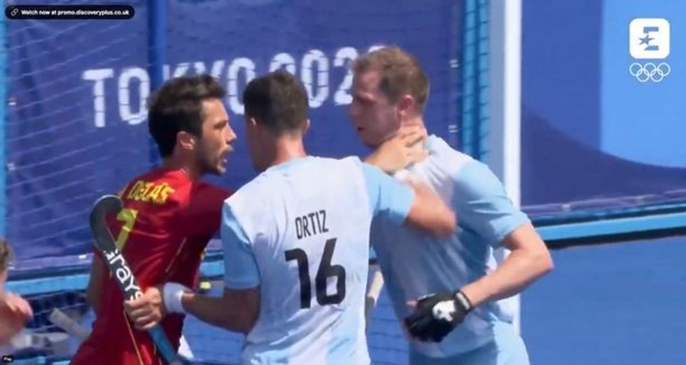 0 Tempers were running high at the end of the Olympic mens hockey clash between Argentina and Spain 1
