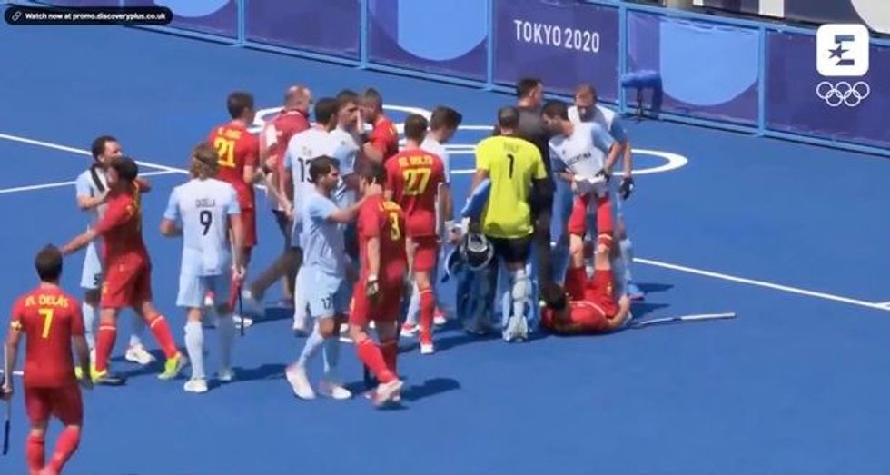 0 Tempers were running high at the end of the Olympic mens hockey clash between Argentina and Spain 2