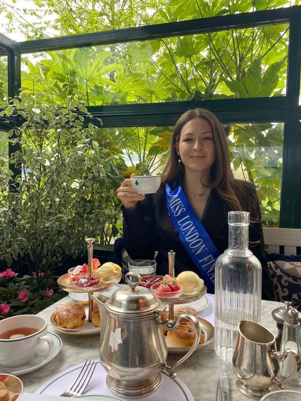 0 woman bullied f 1012982