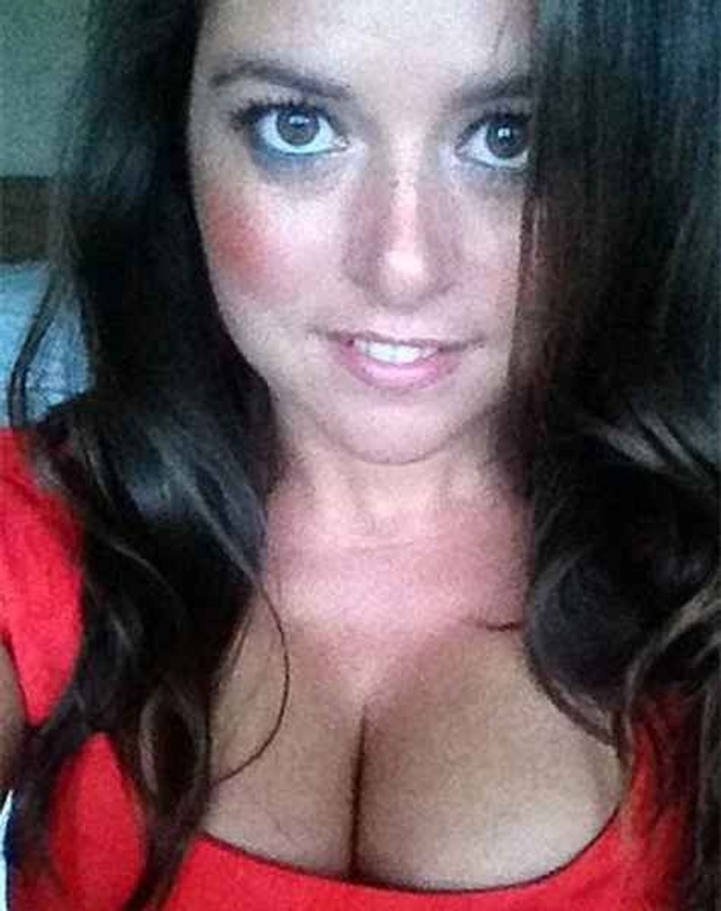 The politician's wife sells her breasts on the Internet (Photo) - Telegrafi, image size:800x1011