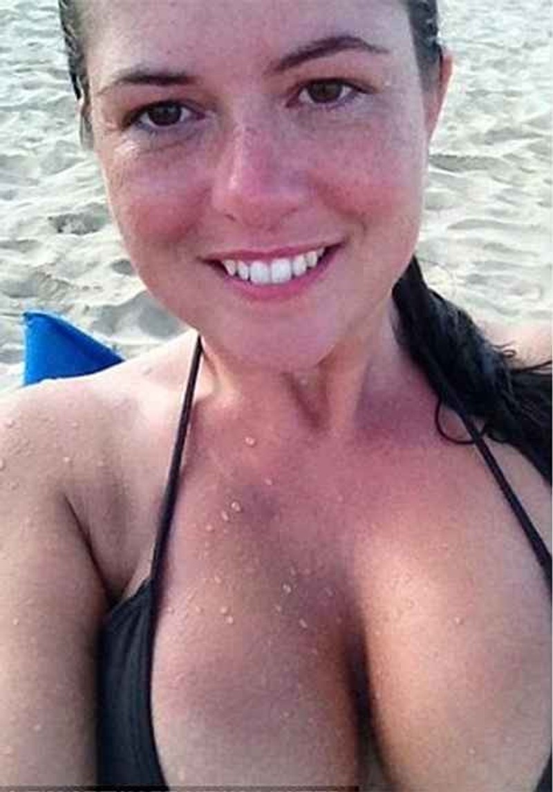 The politician's wife sells her breasts on the Internet (Photo) - Telegrafi, image size:800x1145