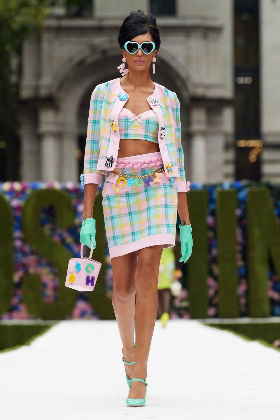 00004 Moschino RTW Spring 22 credit gorunway scaled