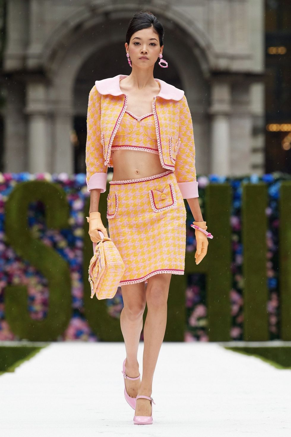 00006 Moschino RTW Spring 22 credit gorunway scaled