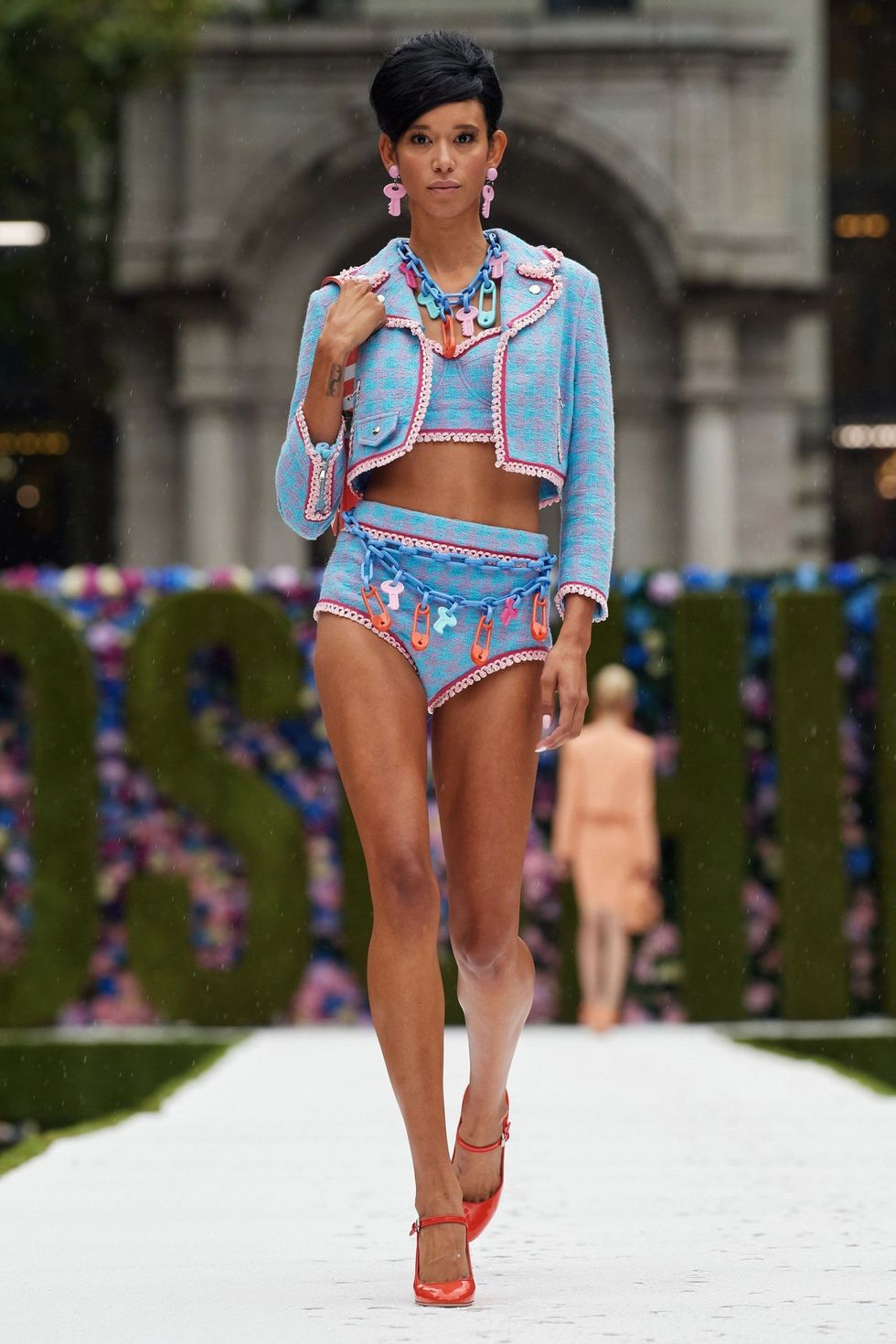 00022 Moschino RTW Spring 22 credit gorunway scaled