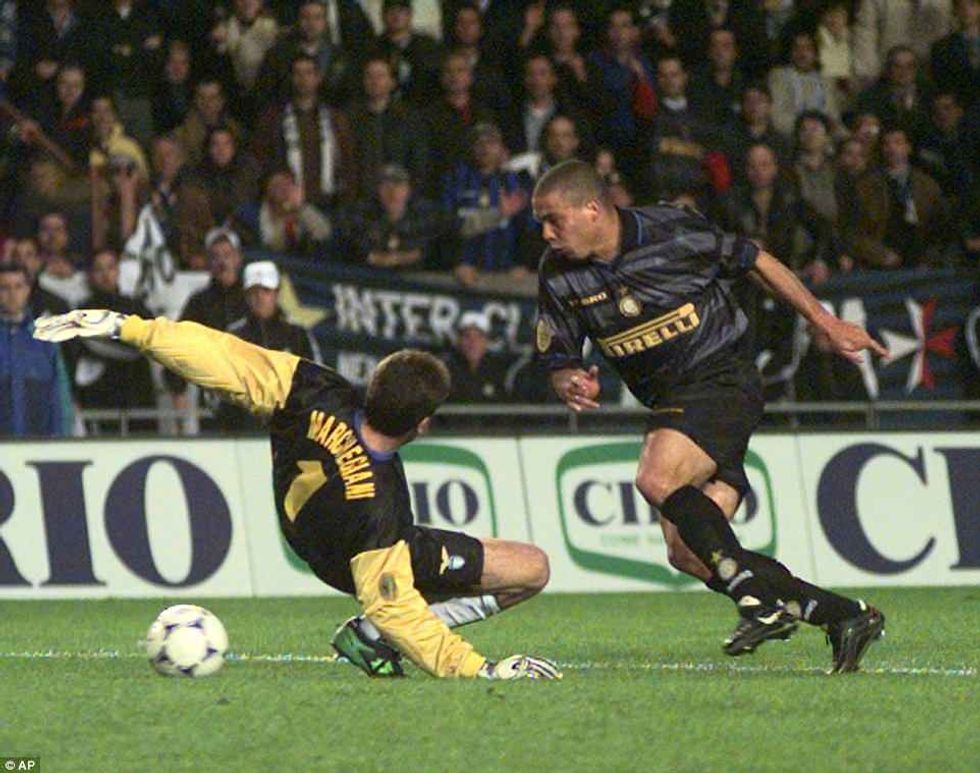 000C7B8C00000258 5440415 Ronaldo uses his trademark step overs to bamboozle Lazio keeper a 36 1519830399097