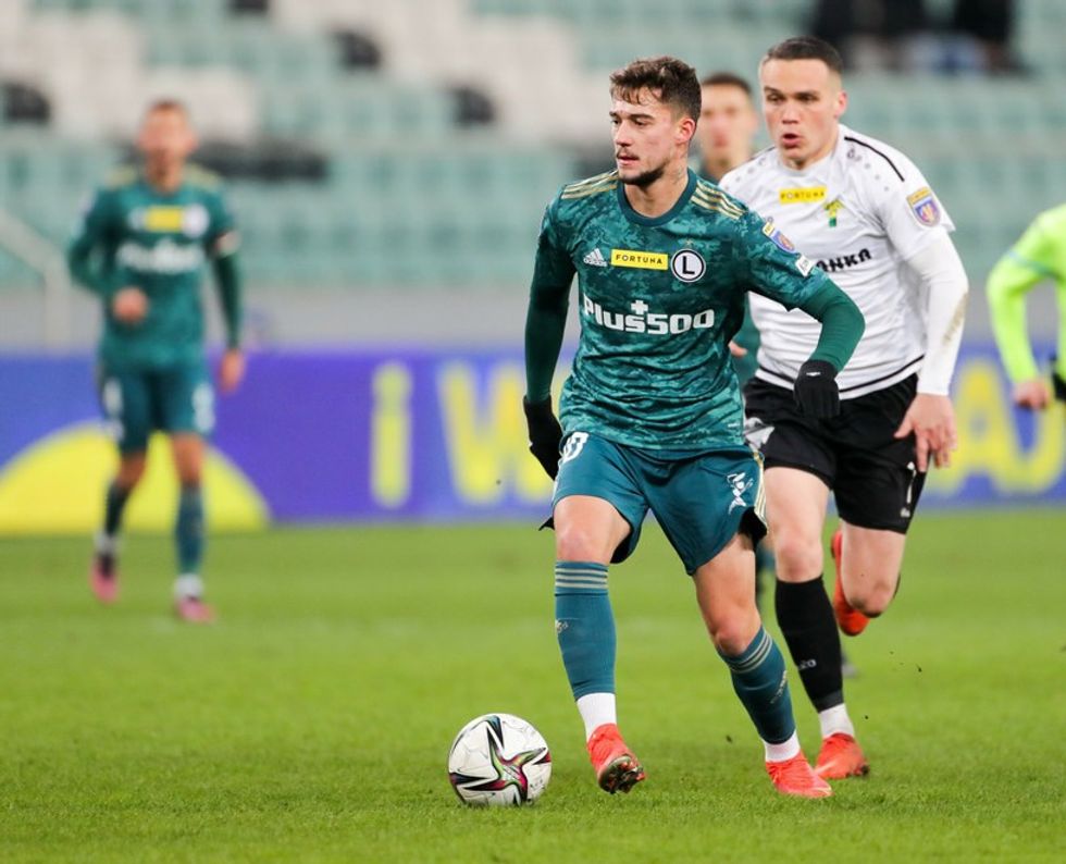 000F7ZR9J9PRQDN7 C122 F4