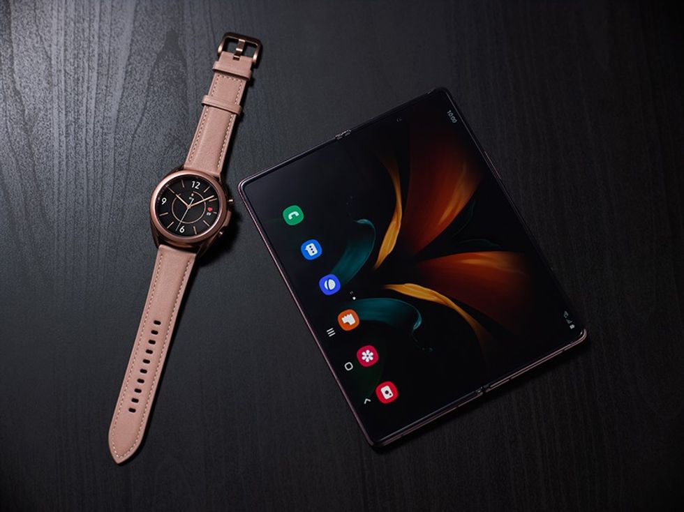 01 galaxyzfold2 watch3 lifestyle image