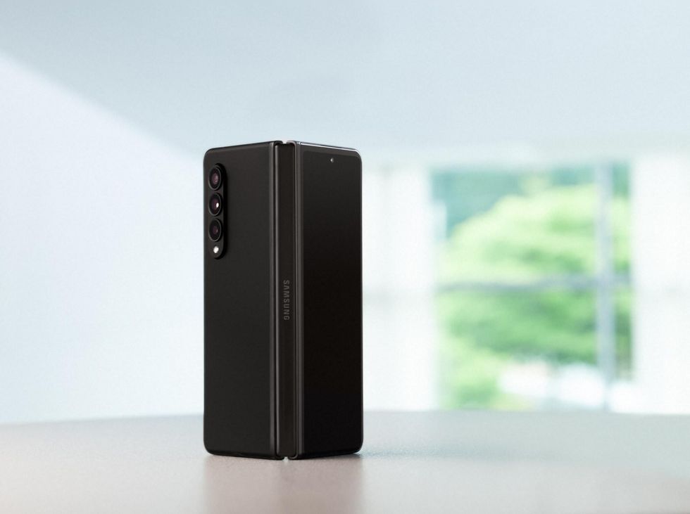 02 01 q2 product 01 galaxyzfold3 5g phantomblack h