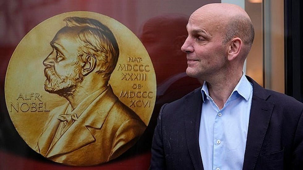 0218 nobelpreistraeger benjamin list vor medaille 100 v gseapremiumxl