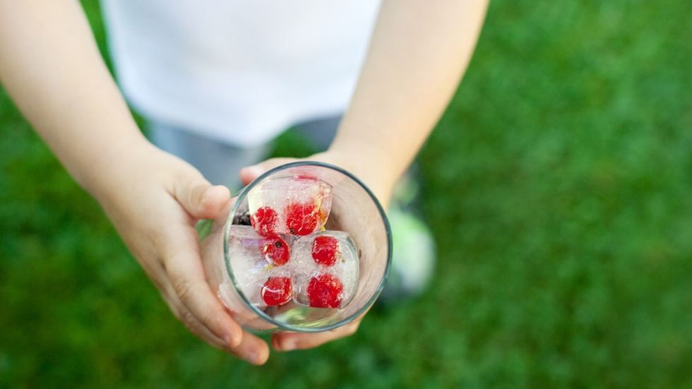 081801500 1542019498 Suka Makan Es Batu Bahayakah By Romrodphoto Shutterstock