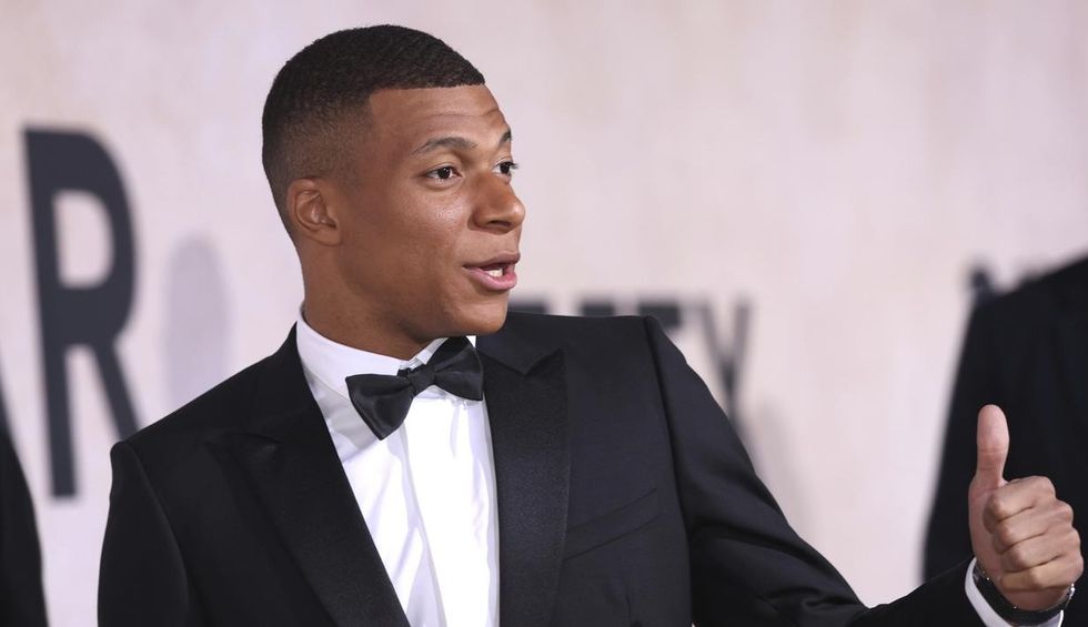 085056000 1653613781 Gaya Kylian Mbappe di AmfAR Cannes 2022 AP 1