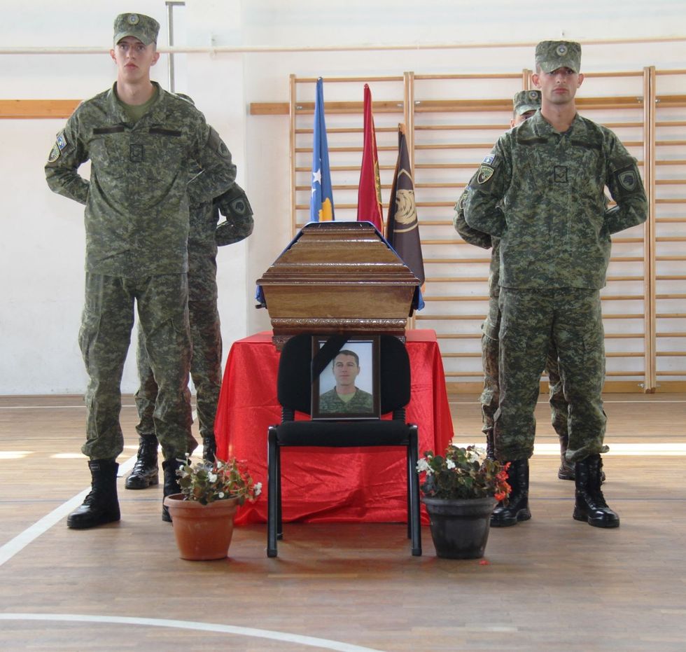 1. Me nderime te larta eshte varrosur Rreshteri i pare Nijazi Jetullah Uruqi