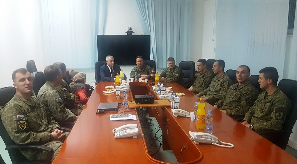 1. Ministri Berisha dhe Komandanti i FSK se ne ndrrimin e moteve ne mesin e ushtareve ne kazermen ADEM JASHARI ne Prishtine. 2017 2018