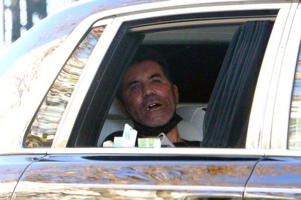1 PAY EXCLUSIVE Simon Cowell Lands In Los Angeles With Lauren Silverman After The Couple Were Reportedly