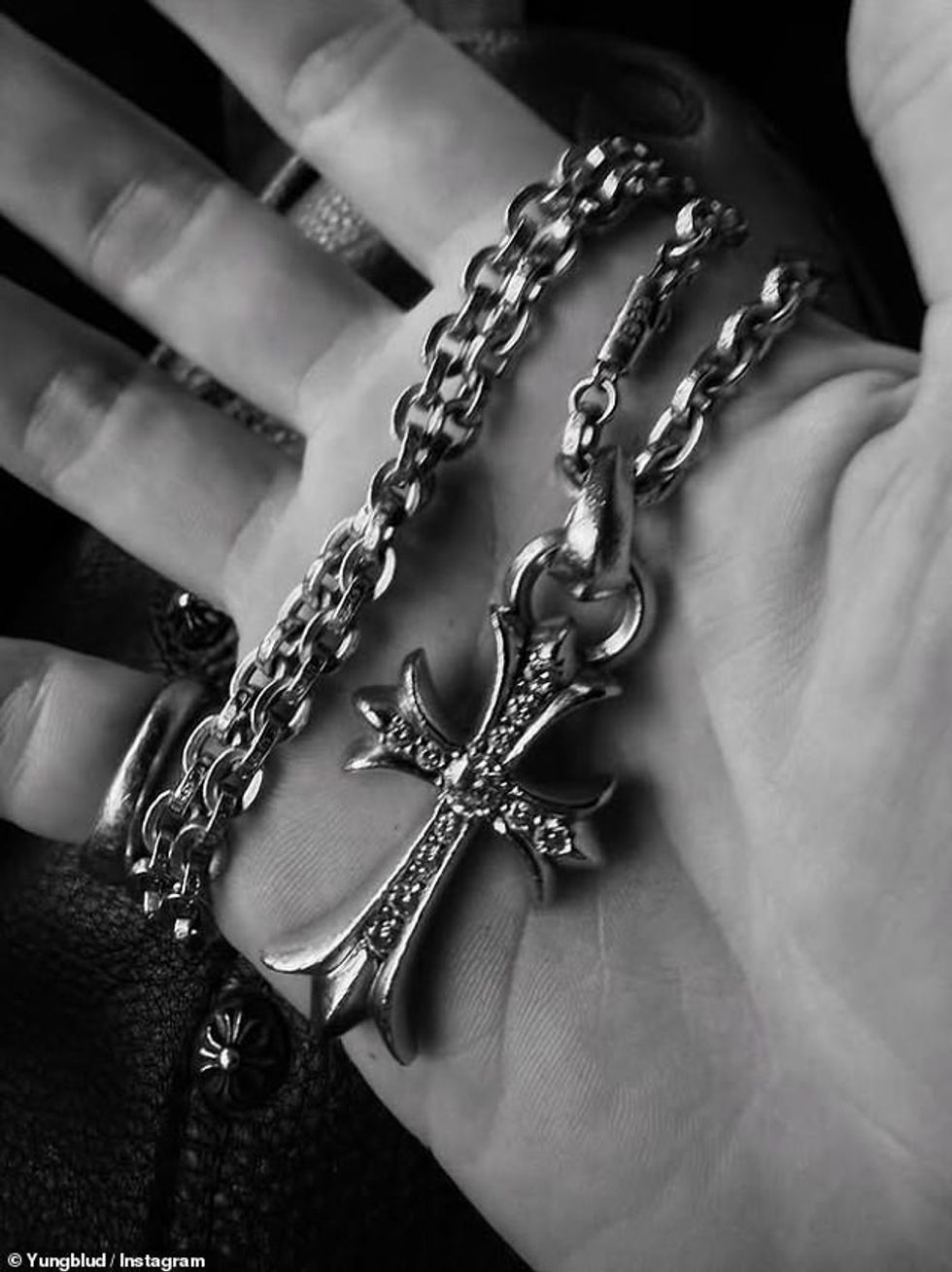 100836447 14961737 Following the emotional day the 27 year old singer took to Insta a 37 1754036670037