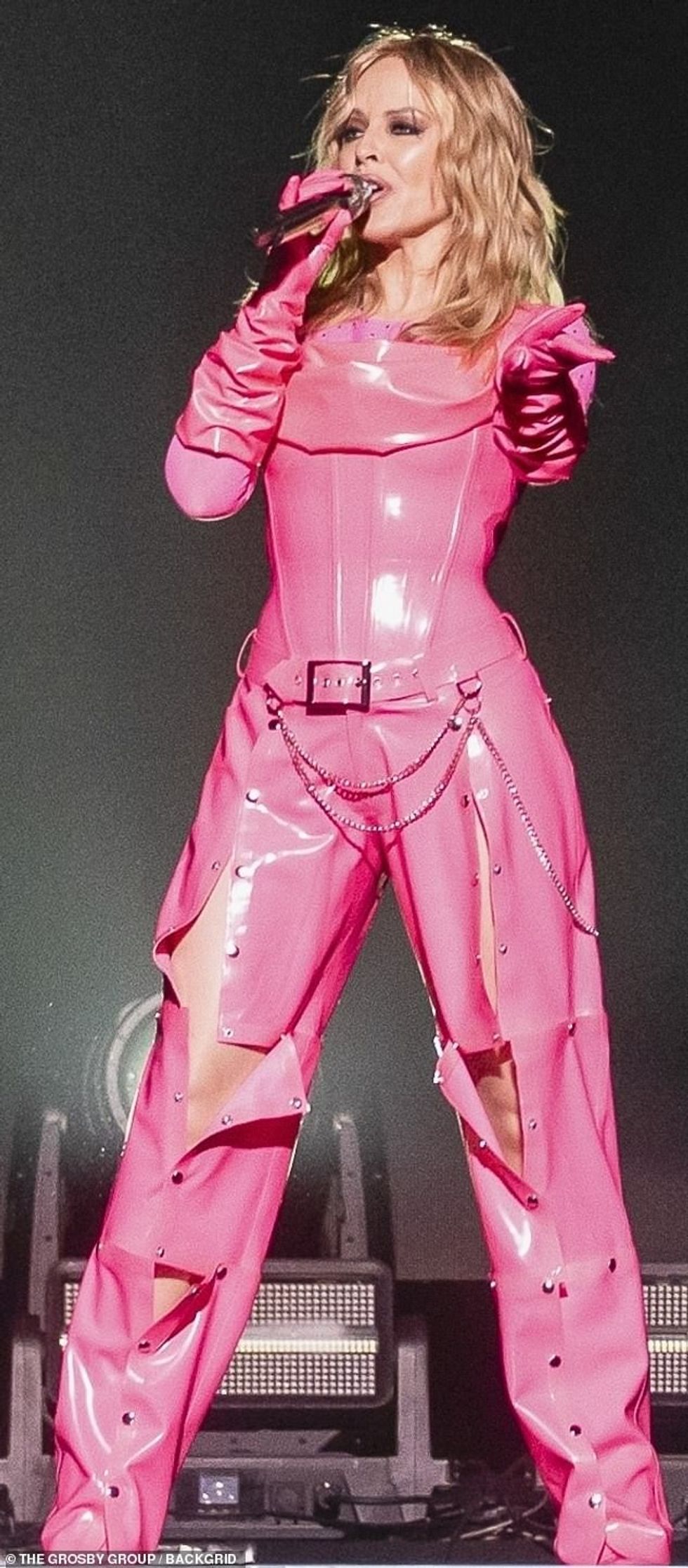 101062037 14985113 Kylie Minogue showed off her jaw dropping figure when she steppe m 31 1754726106953