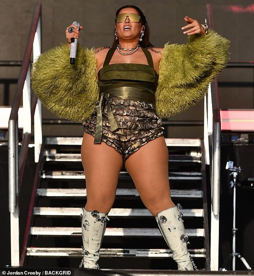 101071843 14986183 Nelly Furtado put on a leggy display at Boardmasters Festival in m 49 1754777827193