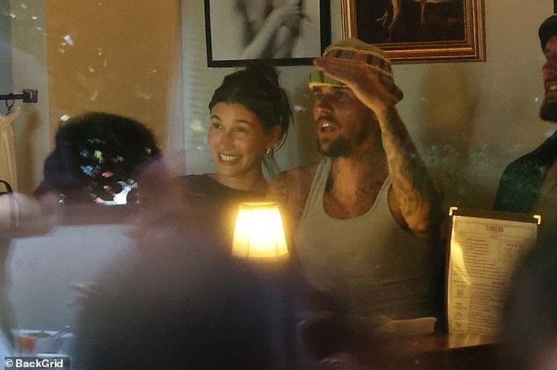 Violation of California rules: Justin Bieber uses electronic cigarettes  inside the restaurant - Telegraph