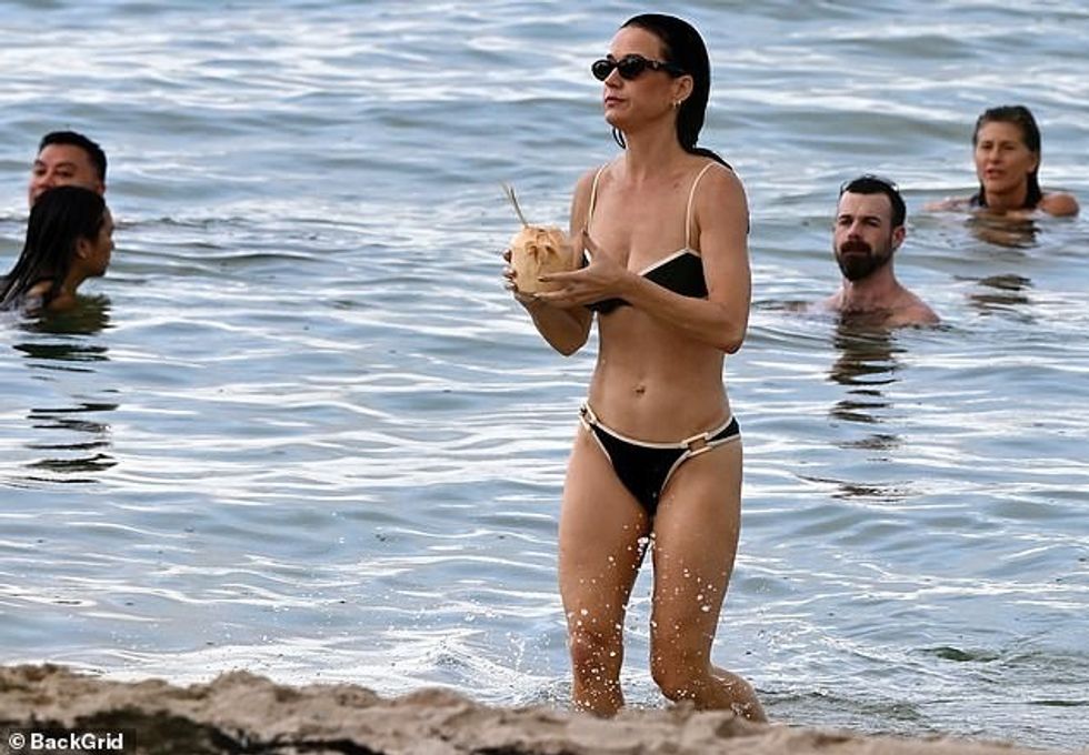 101469183 15025575 Opting for a minimalistic look where makeup was concerned she sw m 23 1755883524210