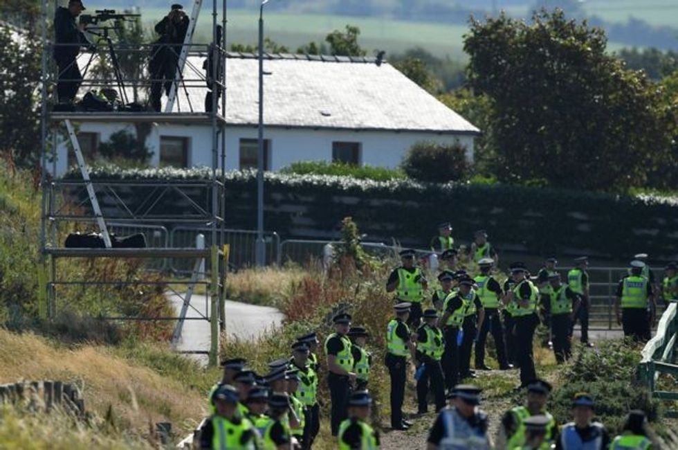 102525970 hi048141596