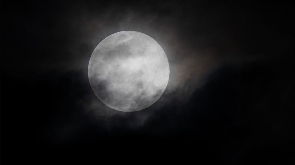 10450620 032621 cc GettyImages worm moon img